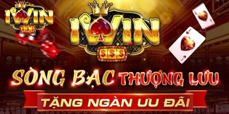 Bàn chơi casino lấp lánh với các quân bài, chip và viên bi roulette